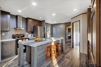 409 Willow Dr in Wills Point, TX - Foto de edificio - Building Photo