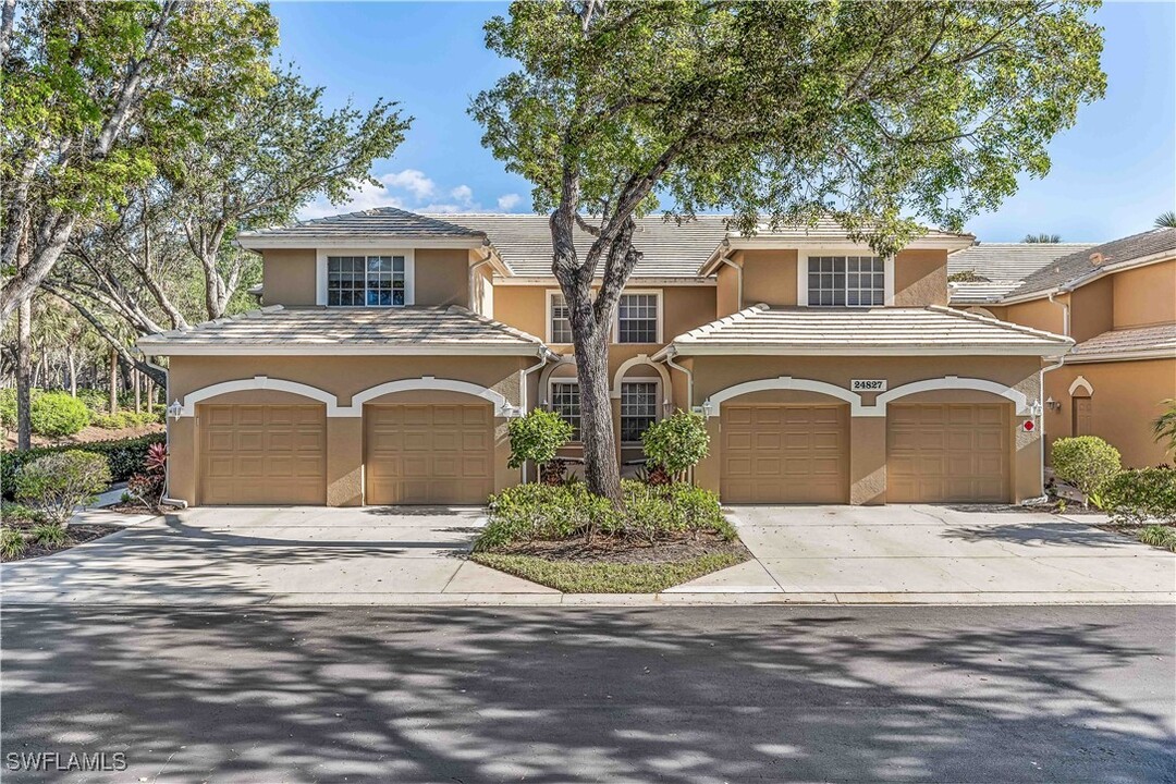 24827 Lakemont Cove Ln in Bonita Springs, FL - Foto de edificio