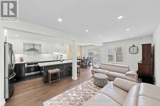 2418 Highcroft Rd in Oakville, ON - Building Photo - Building Photo