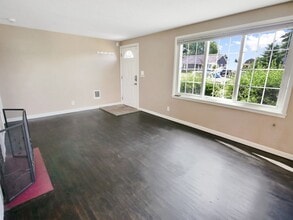 656 SW 137th St in Burien, WA - Building Photo - Building Photo