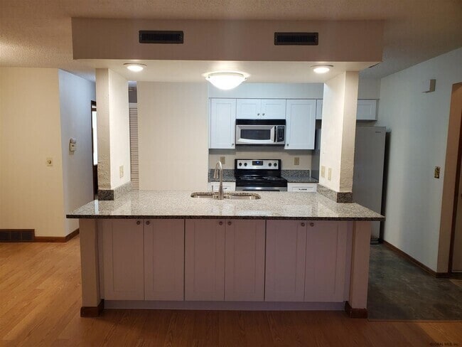 120 Victory Way, Unit Victory Way in Clifton Park, NY - Foto de edificio - Building Photo