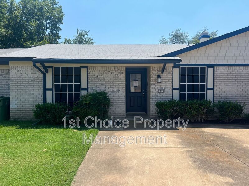 1020 Pleasant Valley Ln in Arlington, TX - Building Photo