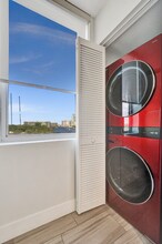 2602 E Hallandale Beach Blvd in Hallandale Beach, FL - Building Photo - Building Photo