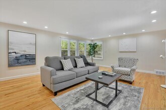 11 W Ridge Dr in West Hartford, CT - Building Photo - Building Photo