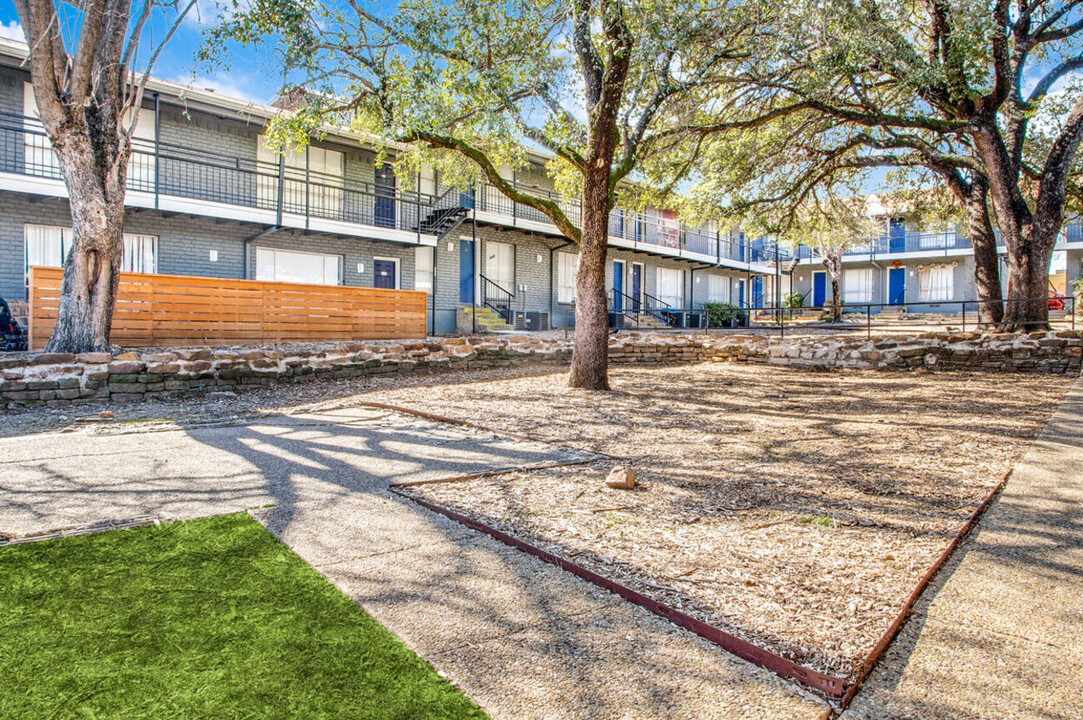 Esperanza Apartments in Dallas, TX - Building Photo