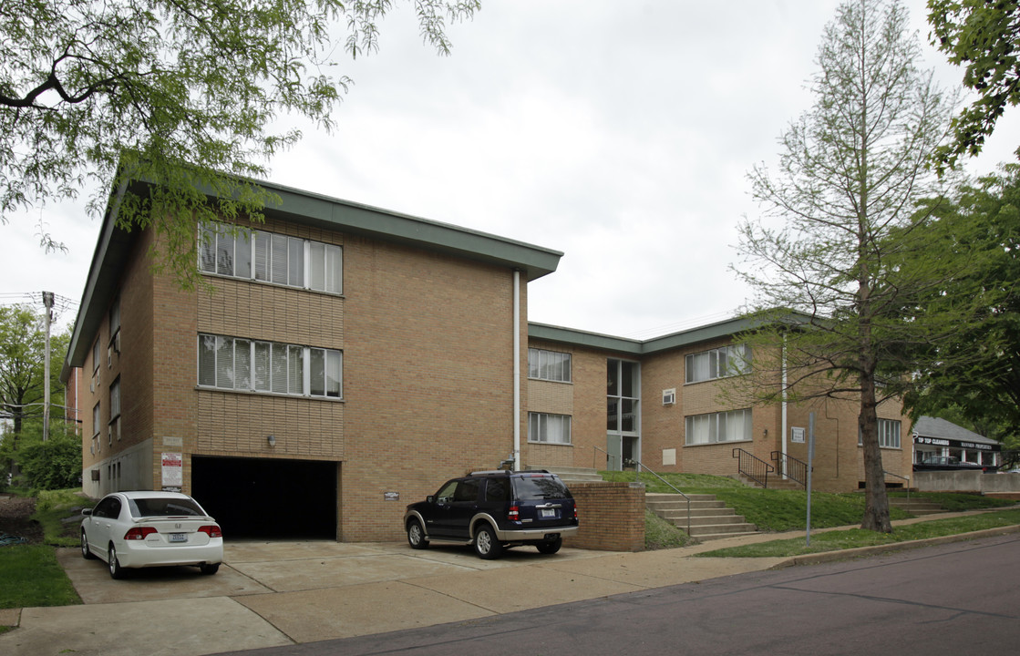 Douros Apartments in Clayton, MO - Building Photo