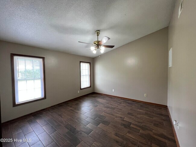 725 Pinewood Dr in Jacksonville, NC - Building Photo - Building Photo