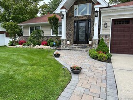 24 Green Dr in Roslyn, NY - Building Photo