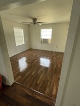 911 W 3rd St in Taylor, TX - Building Photo - Building Photo