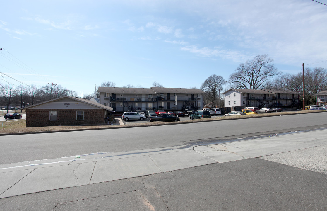 800 Hopkins St in Durham, NC - Building Photo