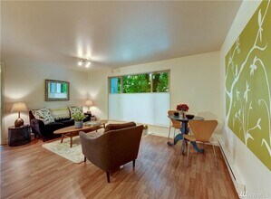 11208 NE 68th St, Unit 111 in Kirkland, WA - Building Photo - Building Photo