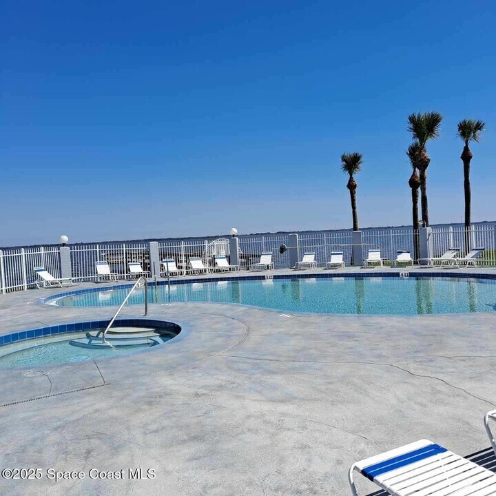 7310 Highway 1 in Port Saint John, FL - Foto de edificio
