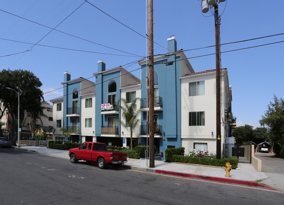 6825 Baird Ave in Reseda, CA - Building Photo