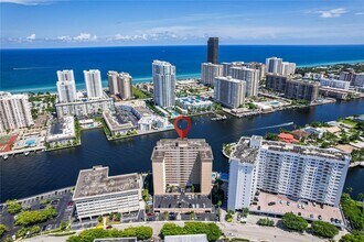 121 Golden Isles Dr in Hallandale Beach, FL - Foto de edificio - Building Photo