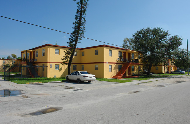 725-745 NW 100th St in Miami, FL - Building Photo - Building Photo