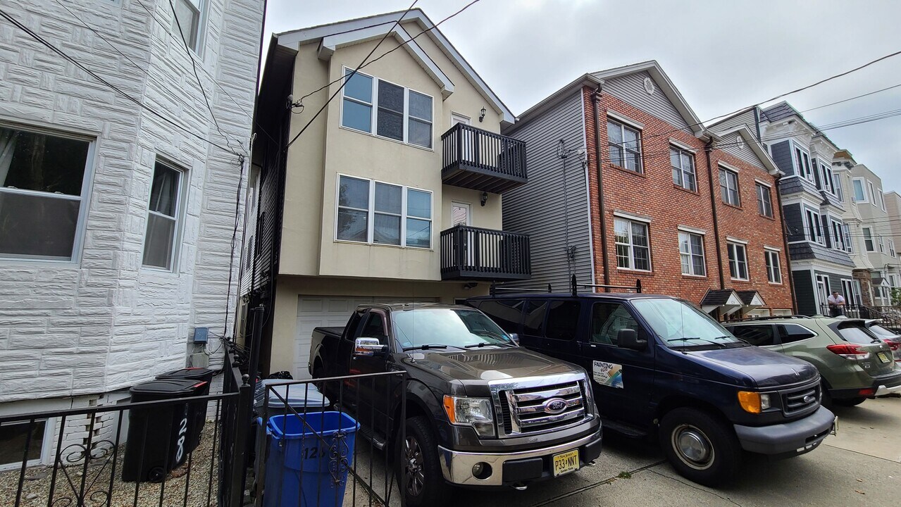 126 Ogden Ave in Jersey City, NJ - Building Photo