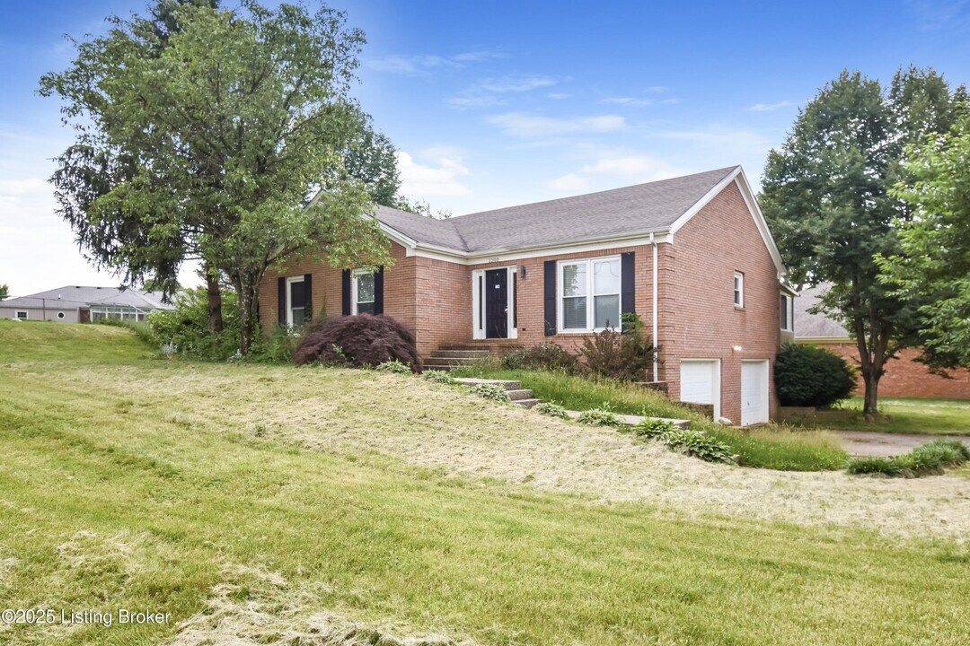 1200 Goshen Ln in Goshen, KY - Building Photo