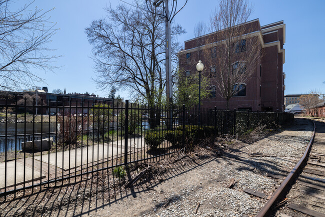 Jackson Falls Condominiums in Nashua, NH - Building Photo - Building Photo