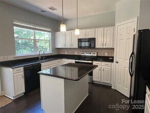 8601 Fieldcroft Dr, Unit 442 in Charlotte, NC - Building Photo - Building Photo