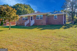 2877 Whispering Hills Dr in Atlanta, GA - Building Photo