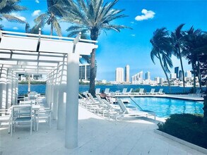 3205 NE 184th St in North Miami Beach, FL - Building Photo - Building Photo