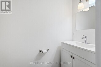 8136 Coventry Rd in Niagara Falls, ON - Building Photo - Building Photo