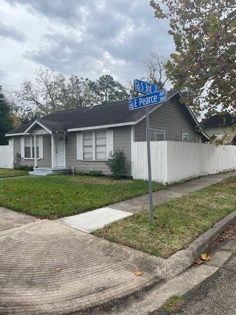 301 E Pearce St in Baytown, TX - Building Photo - Building Photo