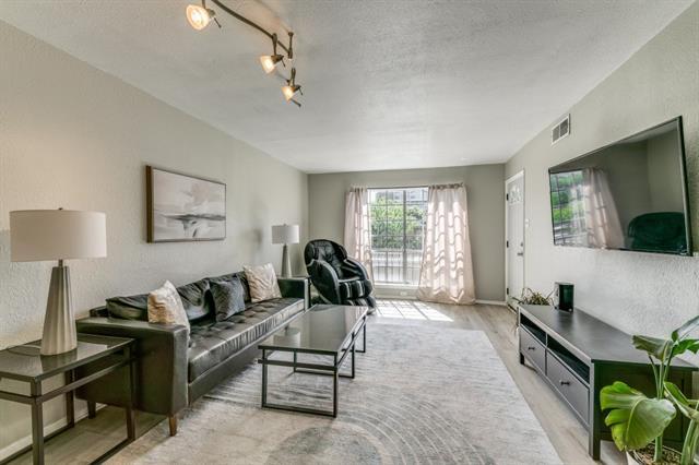 5303 Fleetwood Oaks Ave in Dallas, TX - Foto de edificio - Building Photo