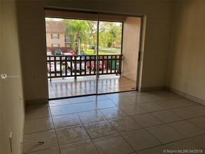 11295 SW 88th St-Unit -M210 in Miami, FL - Foto de edificio - Building Photo