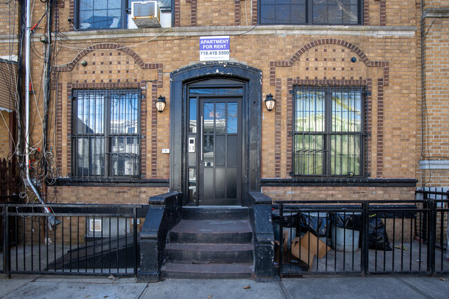 54 Lincoln Ave in Brooklyn, NY - Building Photo - Building Photo