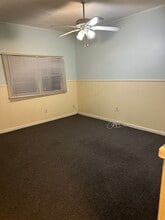 1547 Cleveland Ave, Unit Right side in East Meadow, NY - Foto de edificio - Building Photo