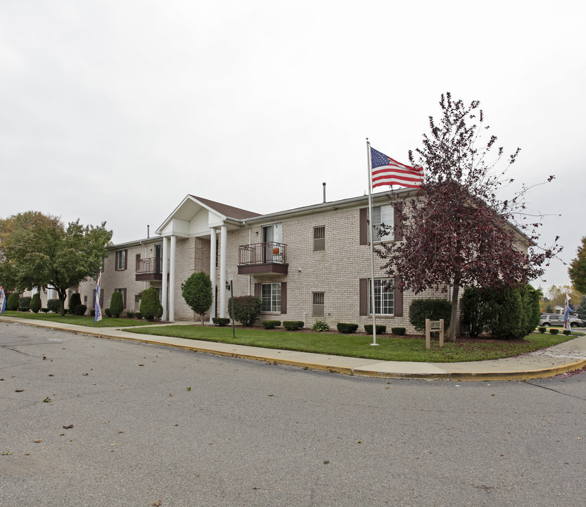 Saravilla Apartments in Clinton Township, MI - Foto de edificio