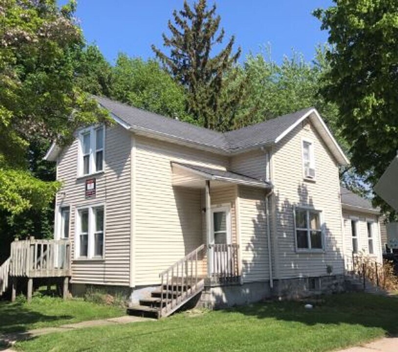600 W Lincoln Ave in Oshkosh, WI - Building Photo