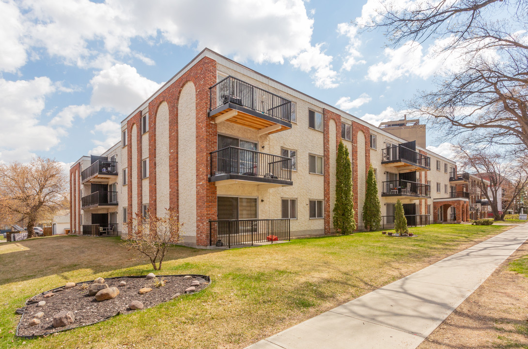 Colonial Place in Edmonton, AB - Building Photo