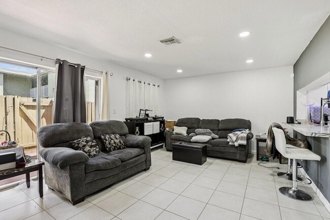 5843 Woodlands Blvd in Tamarac, FL - Building Photo - Building Photo