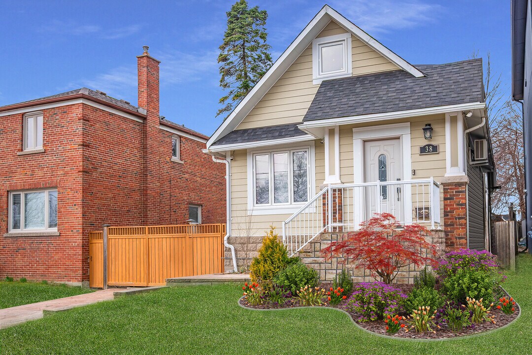 38 Guthrie Ave in Toronto, ON - Building Photo