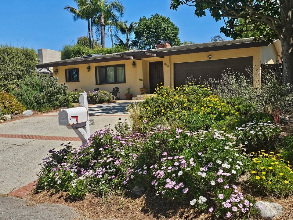 1116 Via Nogales in Palos Verdes Estates, CA - Foto de edificio