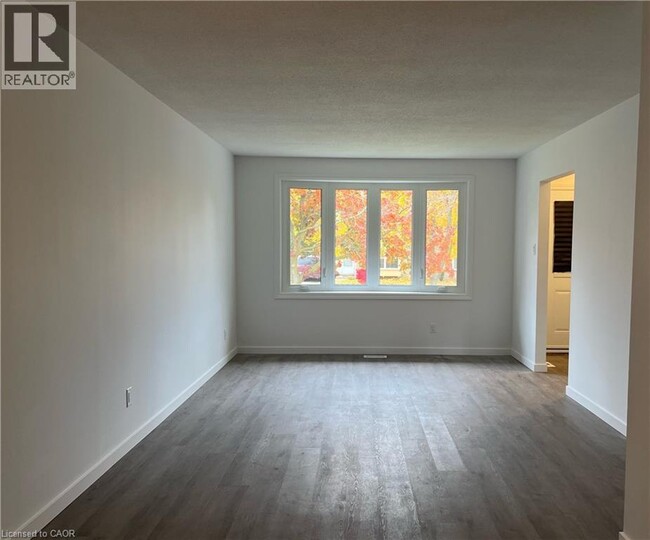 121 Markwood Dr in Kitchener, ON - Building Photo - Building Photo