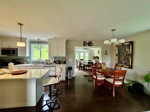 247 Tahattawan Rd in Littleton, MA - Foto de edificio - Building Photo