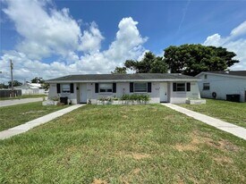 4136 Shoreline Dr, Unit 2 in New Port Richey, FL - Building Photo