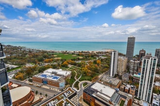 1560 N Sandburg Terrace in Chicago, IL - Building Photo - Building Photo