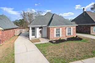 2201 Hunters Trl Dr in Baton Rouge, LA - Building Photo