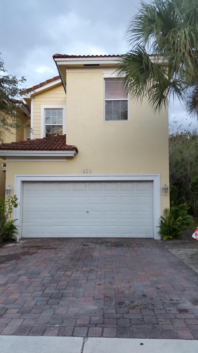 property at 829 Pipers Cay Dr