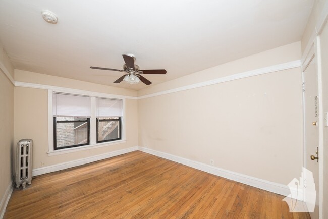 520 W Cornelia Ave, Unit 219 in Chicago, IL - Building Photo - Building Photo