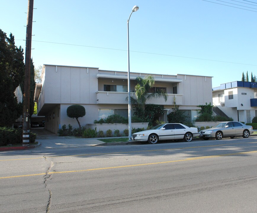 12206 Magnolia Blvd in Valley Village, CA - Foto de edificio