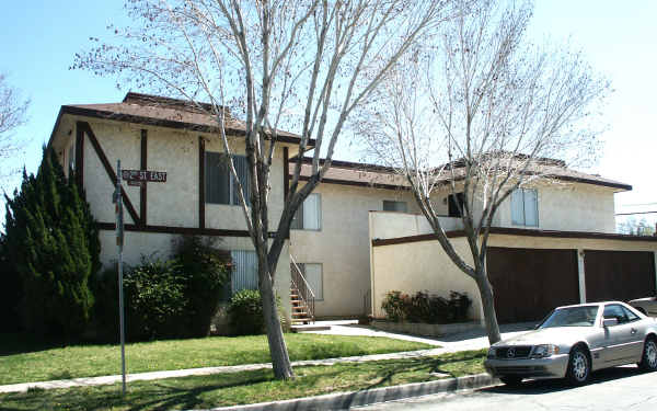 44756 2nd St E in Lancaster, CA - Building Photo