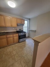 30-35 49th St-Unit -#2S in Queens, NY - Foto de edificio - Building Photo