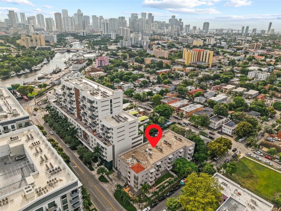 1060 NW 7th St in Miami, FL - Building Photo