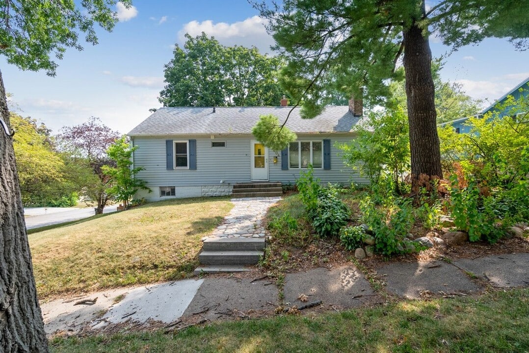 1604 Olive St in Cedar Falls, IA - Foto de edificio