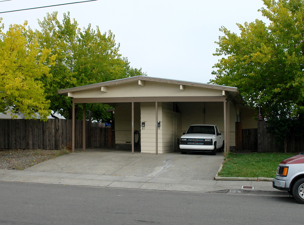 1031 Butte Ct in Santa Rosa, CA - Foto de edificio
